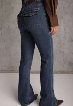 Niebieskie Jeansy Flare z Bawełną High Waist Ozdobione z Tyłu Klapami Penie
