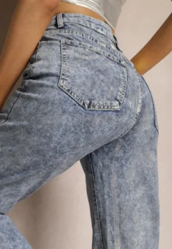 Niebieskie Jeansy Mom Fit z Błyszczącą Fakturą Vonea