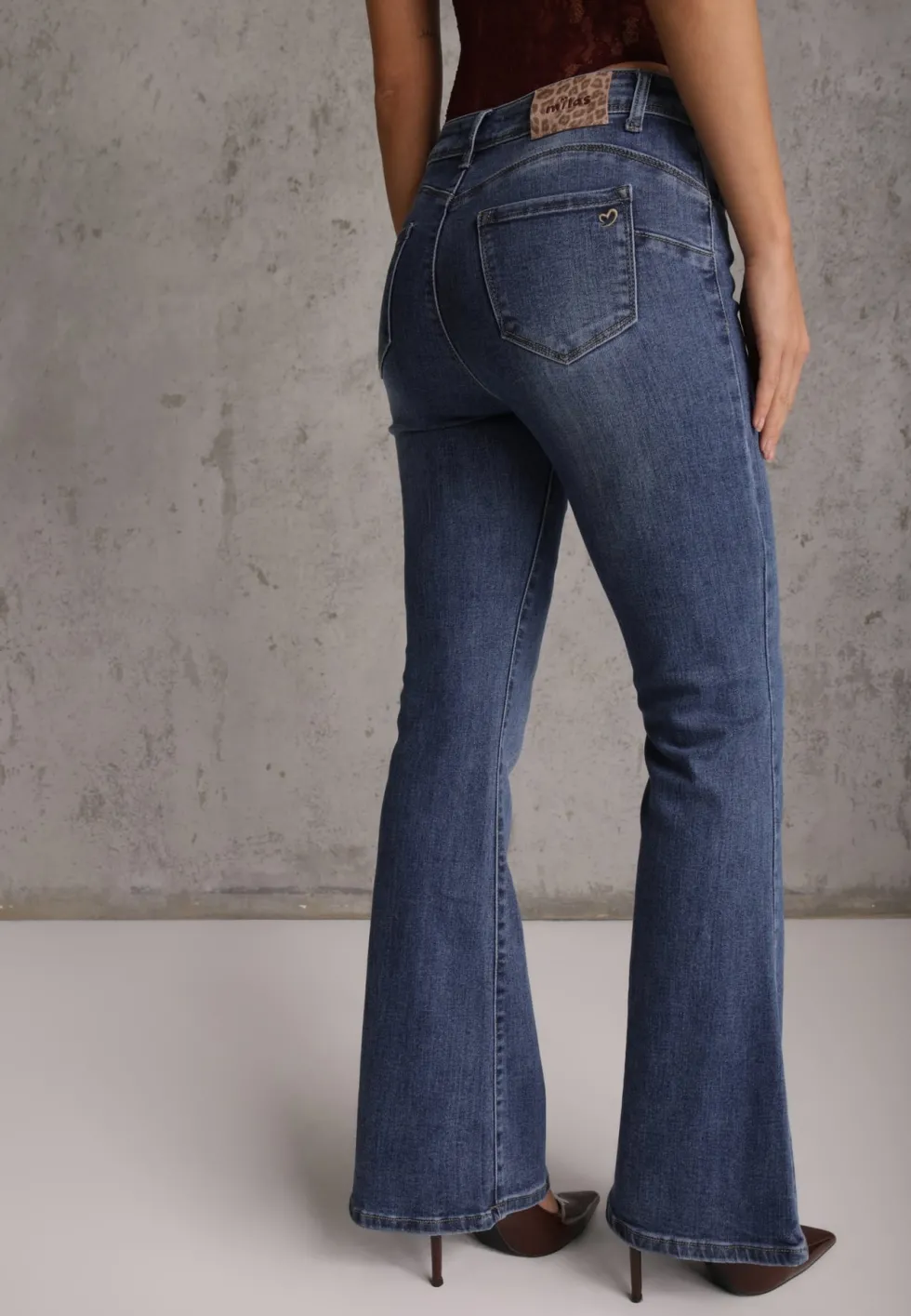 Niebieskie Jeansy o Fasonie Dzwonów z Bawełną i Haftowanym Detalem z Tyłu Enmis