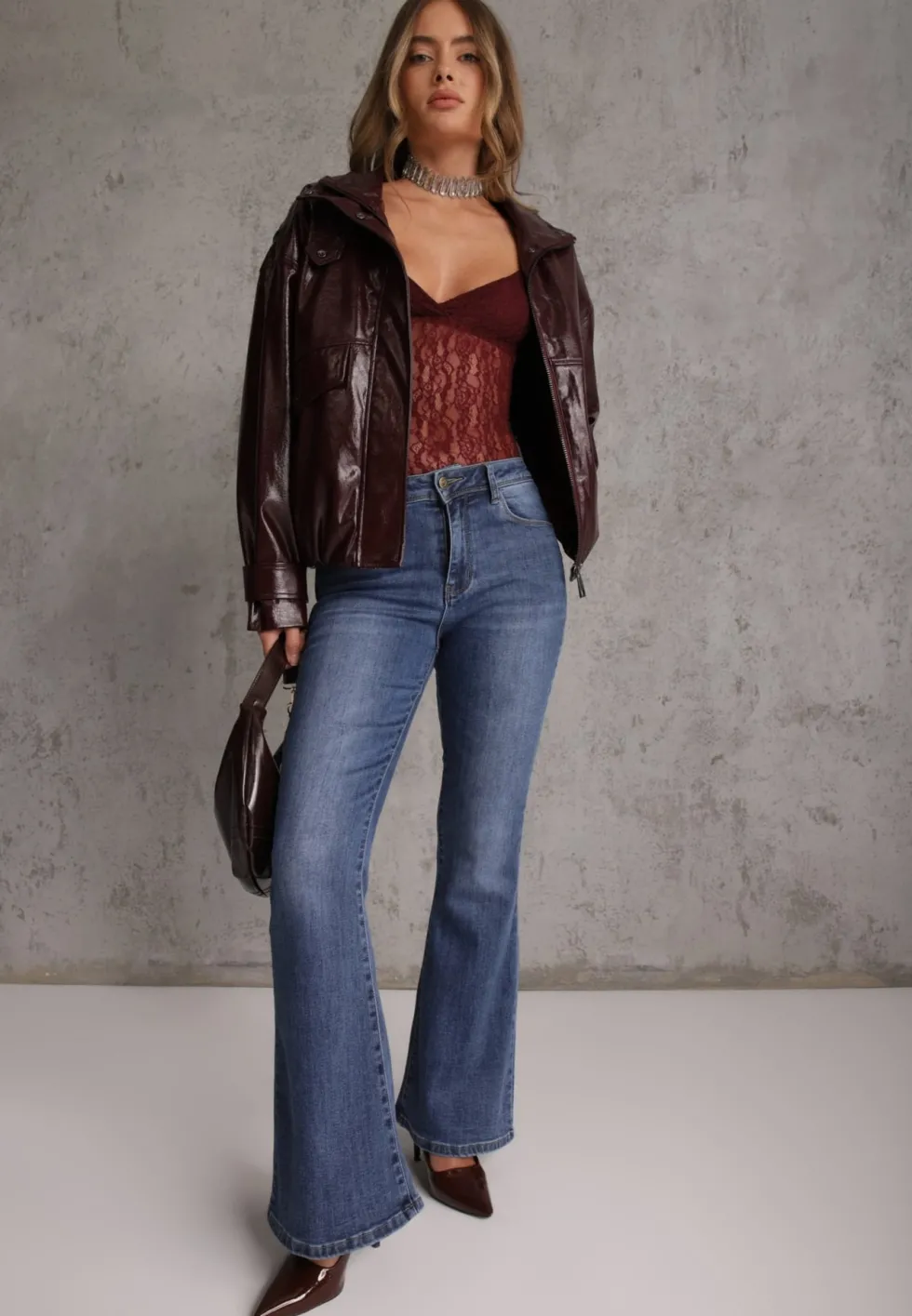 Niebieskie Jeansy o Fasonie Dzwonów z Bawełną i Haftowanym Detalem z Tyłu Enmis