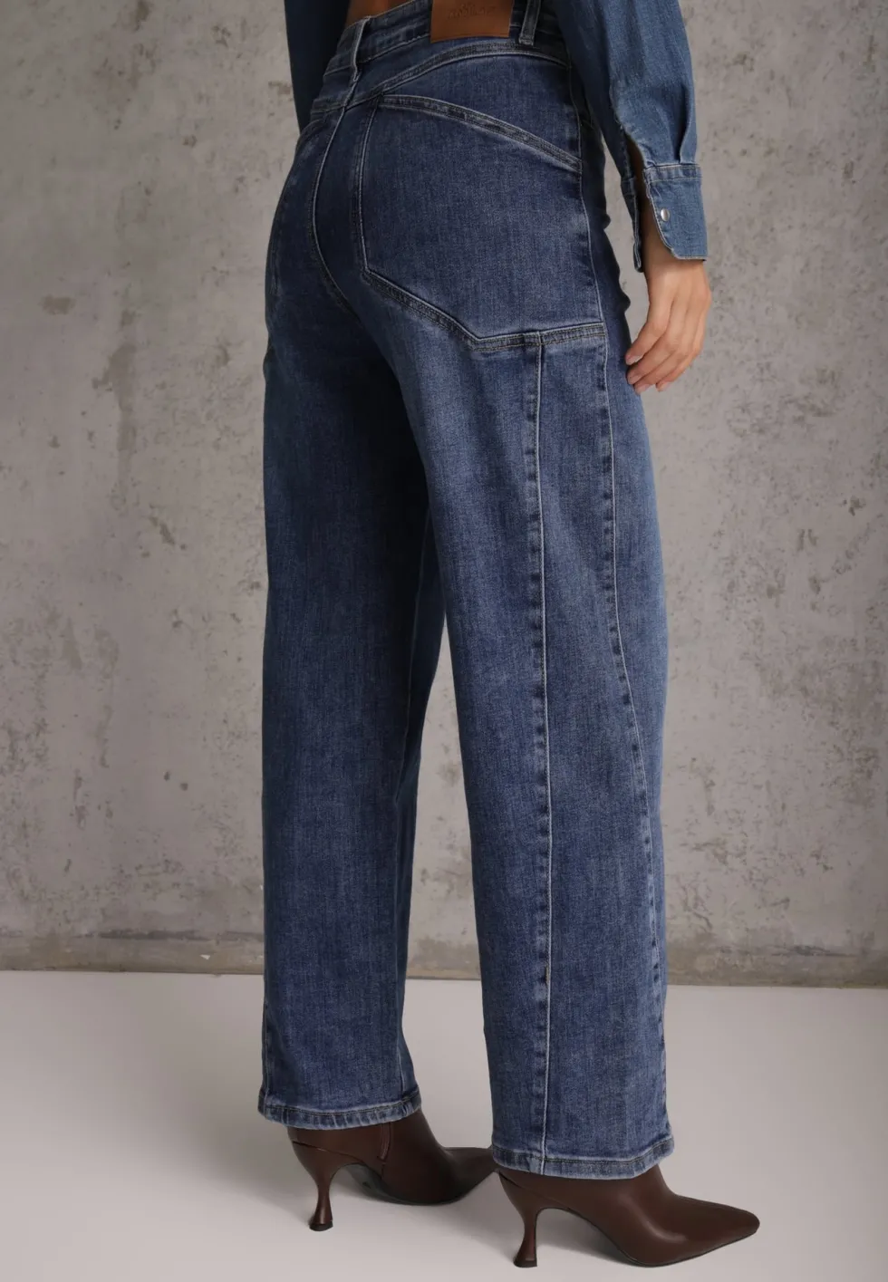 Niebieskie Jeansy Slouchy High Waist z Dużą Zawartością Bawełny i Geometrycznymi Kieszeniami Keney