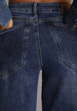 Niebieskie Jeansy Slouchy High Waist z Dużą Zawartością Bawełny i Geometrycznymi Kieszeniami Keney
