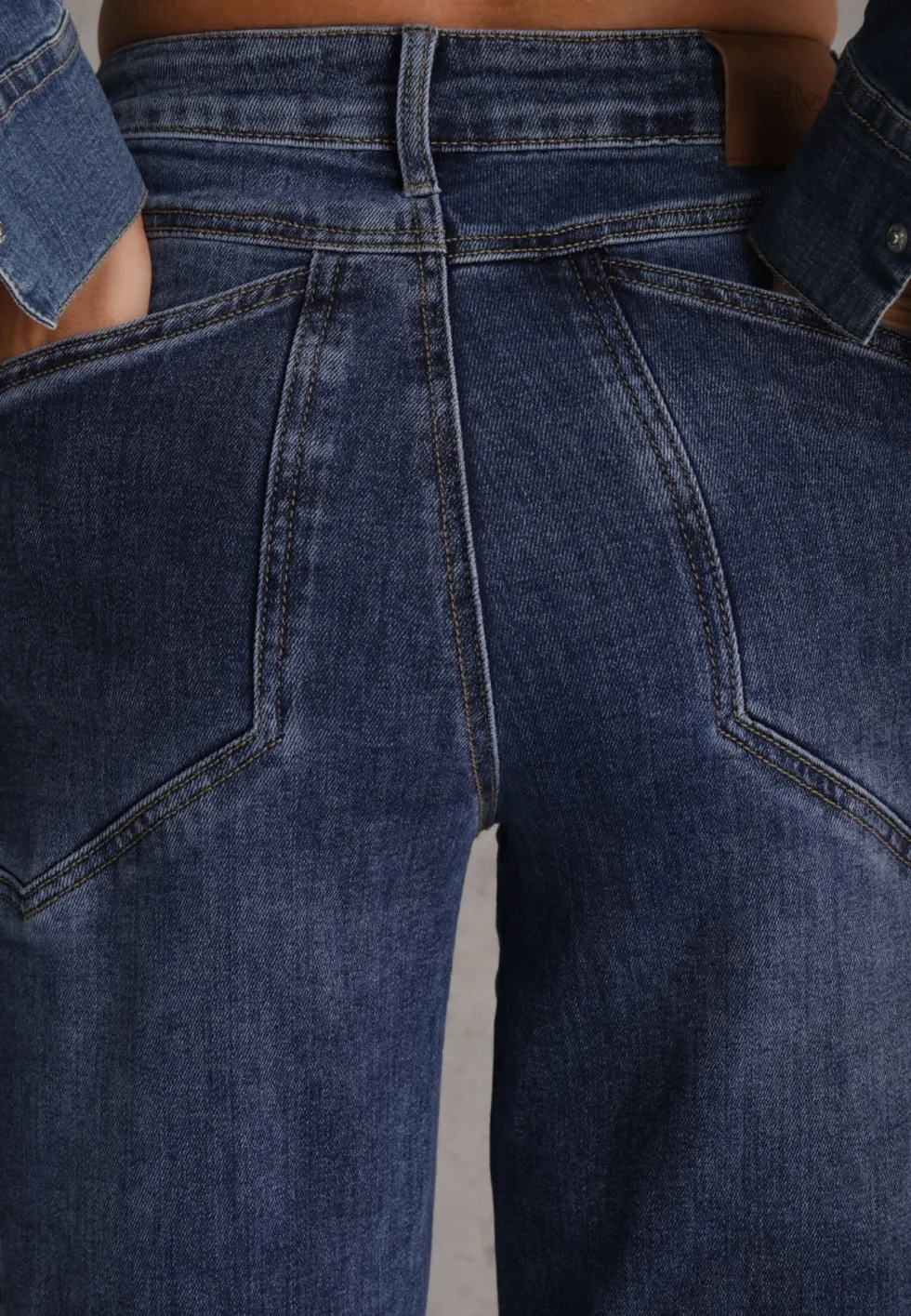 Niebieskie Jeansy Slouchy High Waist z Dużą Zawartością Bawełny i Geometrycznymi Kieszeniami Keney