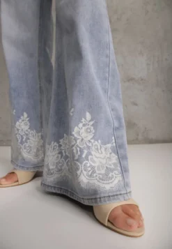 Niebieskie Jeansy Szerokie w Stylu Boho z Ozdobnym Nadrukiem na Nogawkach Endippe
