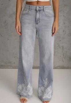 Niebieskie Jeansy Szerokie w Stylu Boho z Ozdobnym Nadrukiem na Nogawkach Endippe