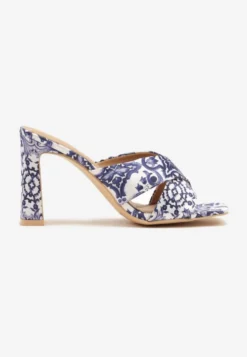Niebieskie Klapki Vices w Print w Stylu Boho na Słupku Eratharia