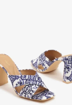 Niebieskie Klapki Vices w Print w Stylu Boho na Słupku Eratharia
