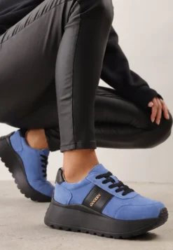 Niebieskie Sneakersy na Platformie z Naturalnego Zamszu z Geometrycznym Wzorem i Napisem Latalissa