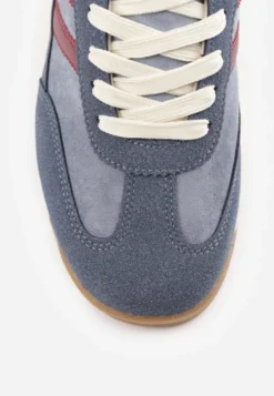Niebieskie Sneakersy w Stylu Retro z Panelami z Imitacji Zamszu i Przeszyciami na Cholewce Scarfia