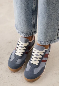 Niebieskie Sneakersy w Stylu Retro z Panelami z Imitacji Zamszu i Przeszyciami na Cholewce Scarfia