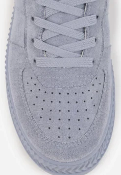 Niebieskie Sneakersy z Perforacją na Żłobionej Podeszwie Riparian Rights