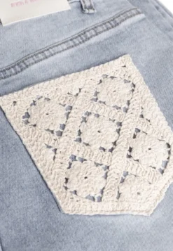 Niebieskie Szerokie Jeansy High Waist Zdobione Haftem na Kieszeni Thaola