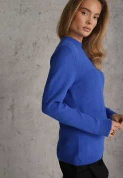 Niebieski Golf z Wełną Ozdobiony Ściągaczami w Casualowym Stylu Katlina