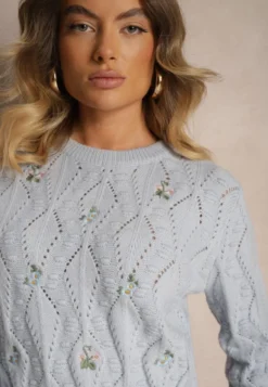 Niebieski Sweter z Haftowanymi Kwiatkami i Tłoczeniem Innara