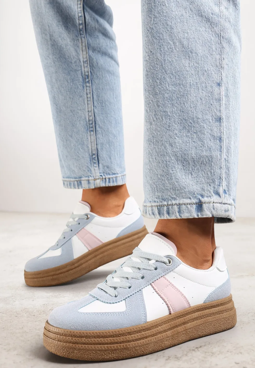Niebiesko-Białe Sneakersy na Grubej Podeszwie z Ozdobnymi Przeszyciami Ysdole