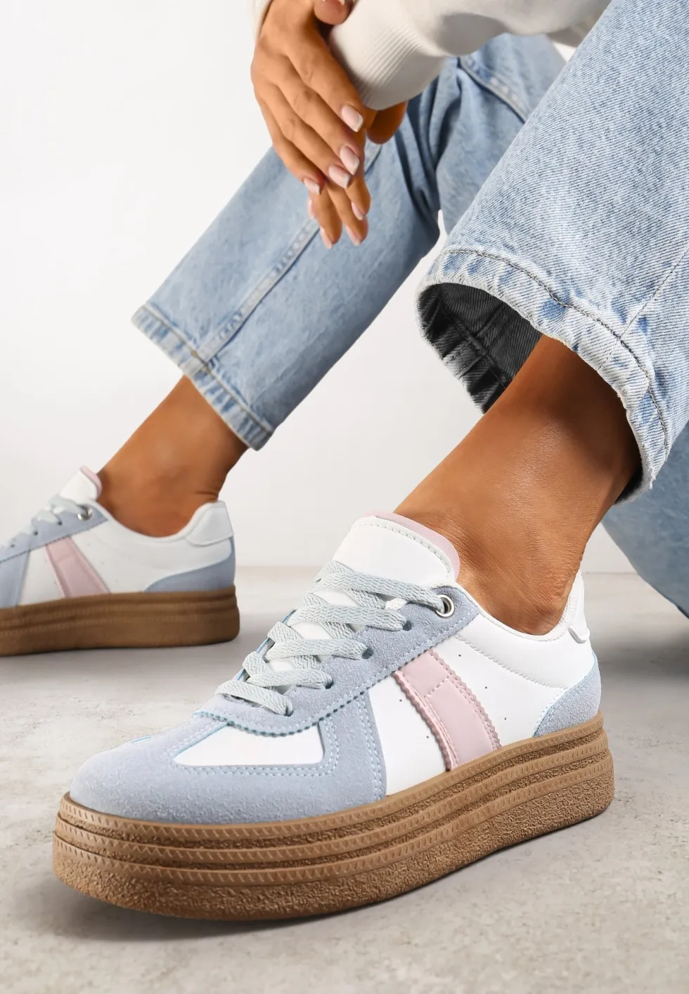Niebiesko-Białe Sneakersy na Grubej Podeszwie z Ozdobnymi Przeszyciami Ysdole