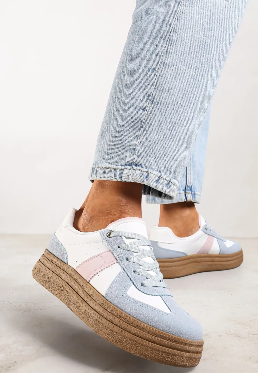 Niebiesko-Białe Sneakersy na Grubej Podeszwie z Ozdobnymi Przeszyciami Ysdole