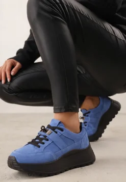 Niebiesko-Czarne Sneakersy ze Skóry Naturalnej na Platformie Zdobione Metalowym Zapięciem Jeannine