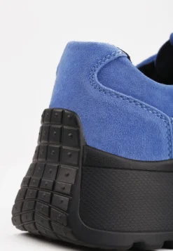 Niebiesko-Czarne Sneakersy ze Skóry Naturalnej na Platformie Zdobione Metalowym Zapięciem Jeannine