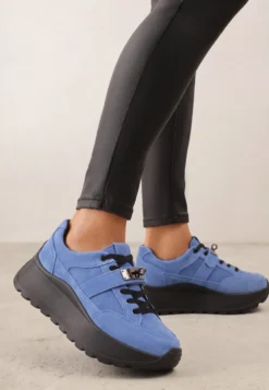 Niebiesko-Czarne Sneakersy ze Skóry Naturalnej na Platformie Zdobione Metalowym Zapięciem Jeannine
