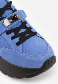 Niebiesko-Czarne Sneakersy ze Skóry Naturalnej na Platformie Zdobione Metalowym Zapięciem Jeannine