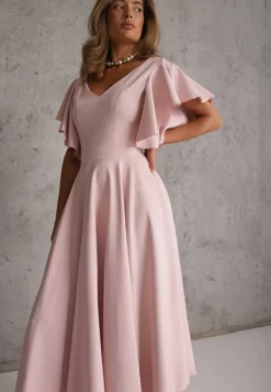 Różowa Elegancka Sukienka Rozkloszowana Zdobiona Falbanami na Ramionach Nessaza