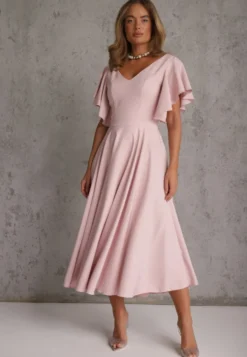 Różowa Elegancka Sukienka Rozkloszowana Zdobiona Falbanami na Ramionach Nessaza