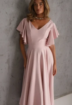 Różowa Elegancka Sukienka Rozkloszowana Zdobiona Falbanami na Ramionach Nessaza