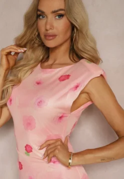 Różowa Sukienka w Kwiatowy Print z Siateczki o Dopasowanym Fasonie Woneria
