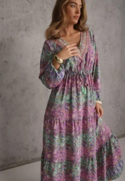 Różowa Sukienka z Dekoltem w V o Rozkloszowanym Fasonie w Print Paisley Akka