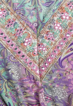 Różowa Sukienka z Dekoltem w V o Rozkloszowanym Fasonie w Print Paisley Akka