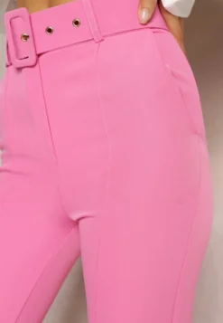 Różowe Dopasowane Spodnie Garniturowe High Waist z Paskiem w Talii Ozdobionym Klamrą Binah