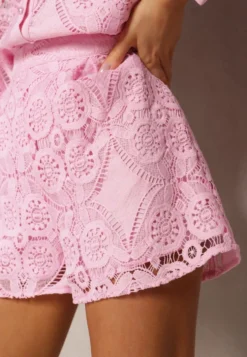 Różowe Koronkowe Szorty High Waist przed Kolano Leporiana