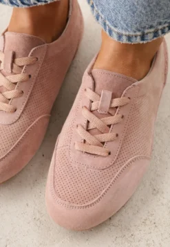 Różowe Minimalistyczne Sneakersy Zamszowe ze Skórzaną Wkładką i Perforacją Zaehlisa