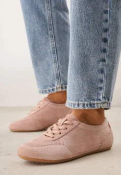 Różowe Minimalistyczne Sneakersy Zamszowe ze Skórzaną Wkładką i Perforacją Zaehlisa