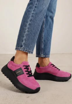 Różowo-Czarne Sneakersy na Platformie z Naturalnego Zamszu z Geometrycznym Wzorem i Napisem Latalissa