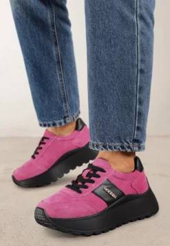 Różowo-Czarne Sneakersy na Platformie z Naturalnego Zamszu z Geometrycznym Wzorem i Napisem Latalissa
