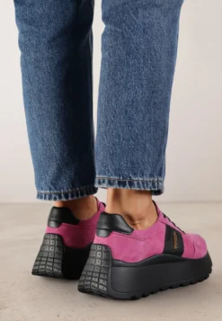 Różowo-Czarne Sneakersy na Platformie z Naturalnego Zamszu z Geometrycznym Wzorem i Napisem Latalissa