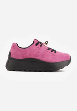 Różowo-Czarne Sneakersy ze Skóry Naturalnej na Platformie Zdobione Metalowym Zapięciem Jeannine