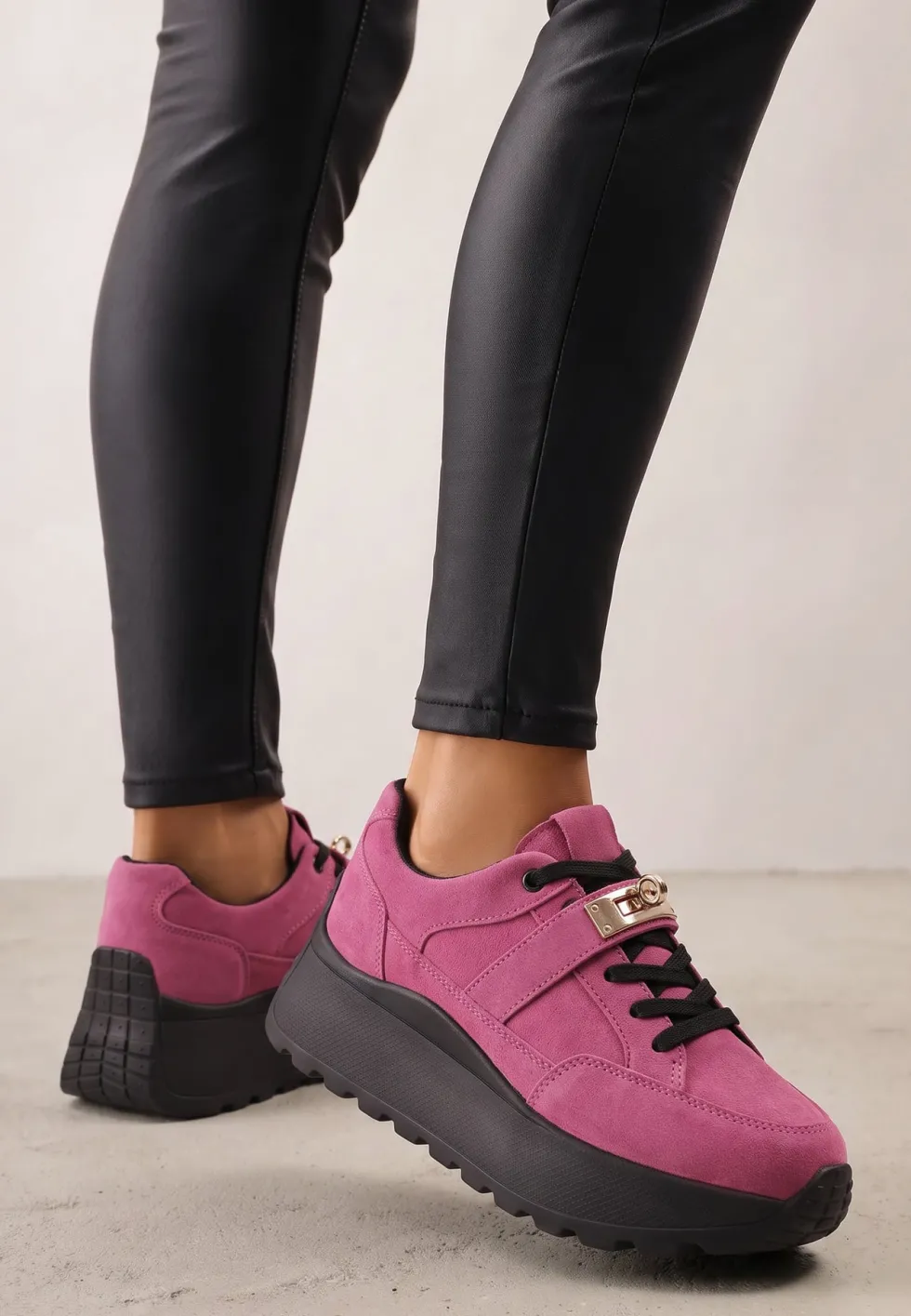 Różowo-Czarne Sneakersy ze Skóry Naturalnej na Platformie Zdobione Metalowym Zapięciem Jeannine