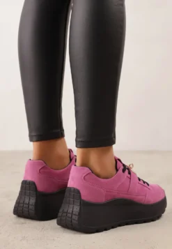Różowo-Czarne Sneakersy ze Skóry Naturalnej na Platformie Zdobione Metalowym Zapięciem Jeannine