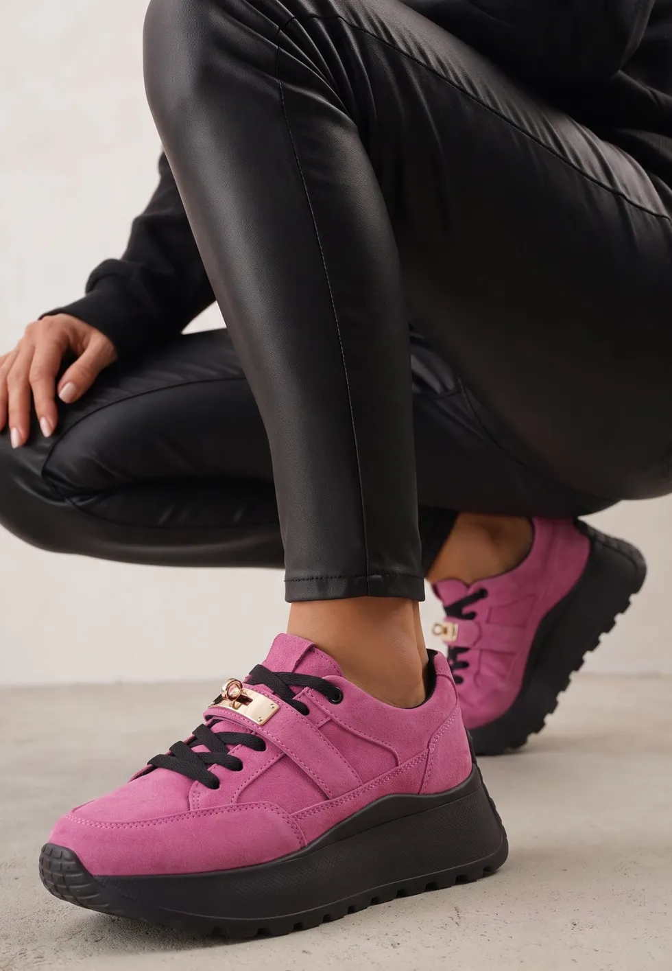 Różowo-Czarne Sneakersy ze Skóry Naturalnej na Platformie Zdobione Metalowym Zapięciem Jeannine