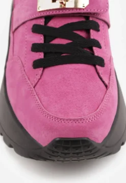 Różowo-Czarne Sneakersy ze Skóry Naturalnej na Platformie Zdobione Metalowym Zapięciem Jeannine