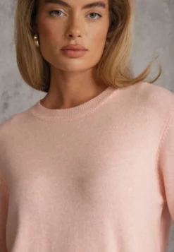 Różowy Casualowy Sweter o Klasycznym Fasonie z Okrągłym Dekoltem Pilare