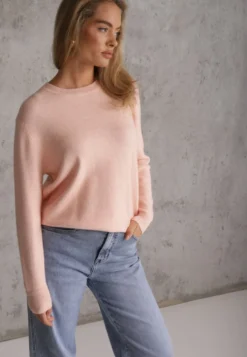 Różowy Casualowy Sweter o Klasycznym Fasonie z Okrągłym Dekoltem Pilare