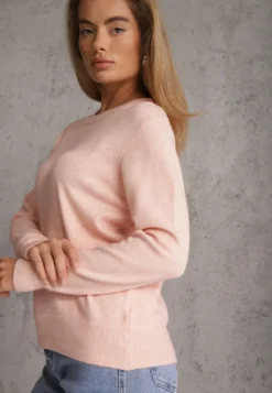 Różowy Casualowy Sweter o Klasycznym Fasonie z Okrągłym Dekoltem Pilare