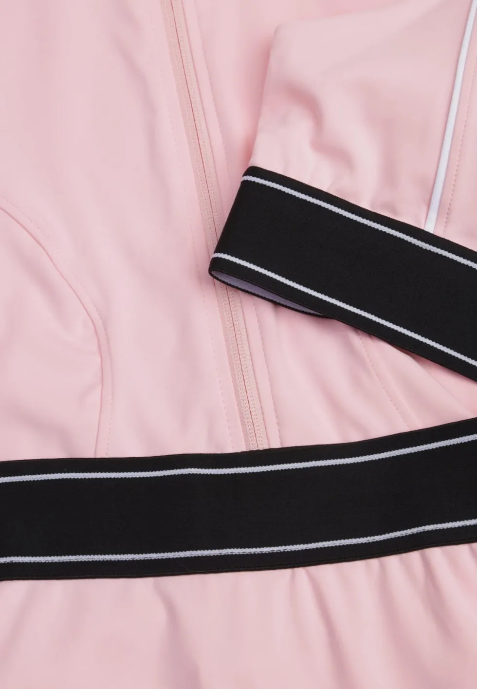 Różowy Komplet Fitnessowy z Ozdobnymi Przeszyciami Stanik Bluza Cropped i Legginsy Ruybal