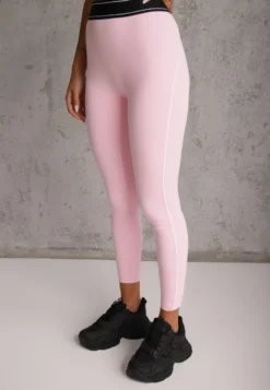 Różowy Komplet Fitnessowy z Ozdobnymi Przeszyciami Stanik Bluza Cropped i Legginsy Ruybal