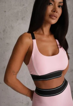 Różowy Komplet Fitnessowy z Ozdobnymi Przeszyciami Stanik Bluza Cropped i Legginsy Ruybal