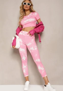 Różowy Komplet Sportowy z Printem Tie-Dye z Koszulką Cropped i Legginsami Davenia